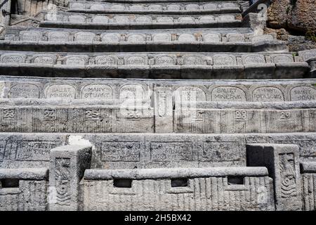 Posti a sedere in pietra al Minack Theatre, uno spettacolare teatro all'aperto sul mare in Cornovaglia Foto Stock