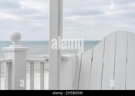 Mare, Florida bianco pastello ringhiera balusters legno nuovo urbanismo spiaggia architettura da oceano sfondo vista su tranquillo nuvoloso giorno Foto Stock
