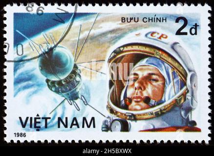 VIETNAM - CIRCA 1986: Un francobollo stampato in Vietnam mostra Yuri Gagarin, astronauta, il primo umano nello spazio esterno, circa 1986 Foto Stock