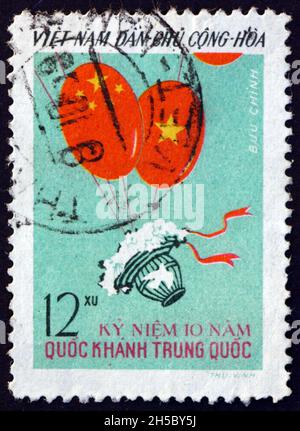 VIETNAM - CIRCA 1959: Un francobollo stampato in Vietnam dedicato alla Repubblica popolare Cinese, 10° anniversario, circa 1959 Foto Stock