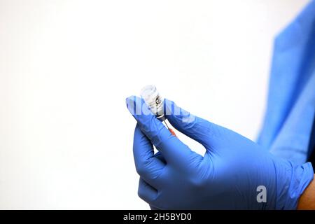 BUCAREST, ROMANIA - 23 ottobre 2021: Un operatore medico prepara una dose del vaccino COVID – 19 prima della somministrazione durante la maratona di vaccinazione a Bucarest presso la Biblioteca Nazionale. Foto Stock