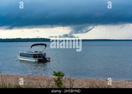 Munising Michigan, USA - 11 agosto 2021: Pontone barca ancorata vicino a una spiaggia Foto Stock