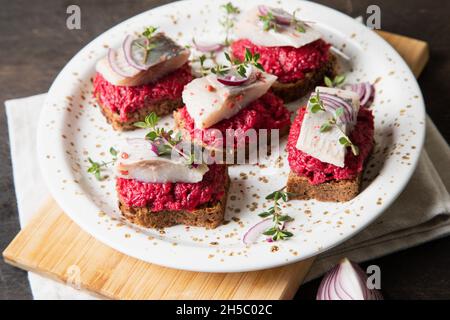 antipasto di aringhe. Aringa con barbabietole sul pane di segala. Concetto di cibo del cervello. Cucina casalinga. Foto Stock