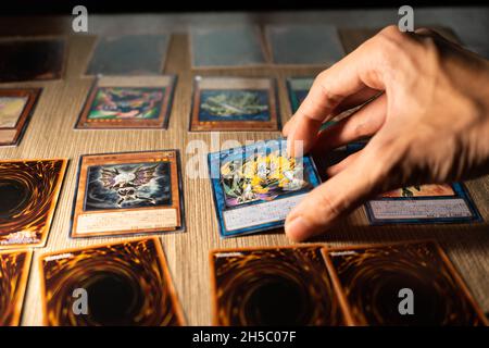 Bangkok, Thailandia - 7 aprile 2021 : un uomo che gioca Yu-Gi-Oh gioco di carte di trading. Foto Stock