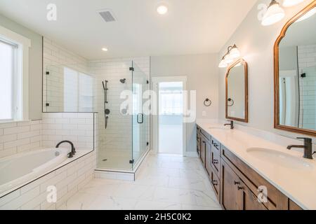 Interni moderni con bagno principale, pavimento in piastrelle di marmo e vista di una camera Foto Stock