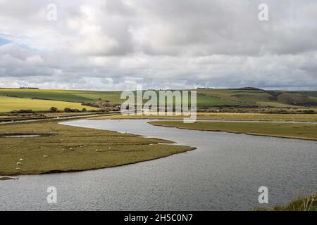 Vista sul fiume Cuckmere che scende fino al mare a Cuckmere Haven East Sussex Inghilterra Foto Stock