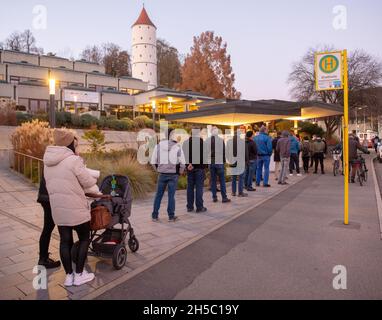 08 novembre 2021, Baden-Wuerttemberg, Biberach an der Riß: Una linea di persone si trova fuori dal centro di vaccinazione del municipio. Dopo che la contea ha le incidenze più alte a livello nazionale, un centro di vaccinazione è stato istituito nel municipio. Foto: Stefan Puchner/dpa Foto Stock