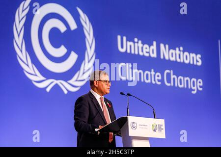 Alok Sharma, Presidente della COP26 interviene durante il dialogo ministeriale sulle finanze del clima durante l'ottava giornata della COP26 Conferenza ONU sul cambiamento climatico, tenuta dall'UNFCCC all'interno della sede della COP26 - Scottish Event Campus a Glasgow, Scozia, l'8 novembre 2021. La COP26, che si tiene da ottobre 31 a novembre 12 a Glasgow, è la conferenza sul clima più significativa dal vertice di Parigi del 2015, poiché le nazioni dovrebbero fissare nuovi obiettivi sulle emissioni di gas serra per rallentare il riscaldamento globale, nonché consolidare altri impegni chiave. (Foto di Dominika Zarzycka/Sipa USA) Foto Stock