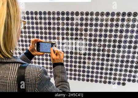 Accumulazione delle cose di Anne Geeene. Mostra speciale all'ingresso del museo Kröller-Müller di Henry van de Velde a Otterlo, Paesi Bassi Foto Stock