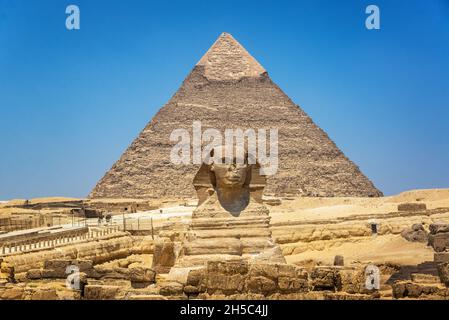 Vista della Grande Sfinge e della seconda Piramide al complesso della Piramide di Giza in Egitto Foto Stock