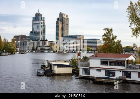 Amsterdam, Olanda del Nord, Paesi Bassi, 31.10.2021, edifici moderni nel quartiere Omval lungo il fiume Amstel Foto Stock