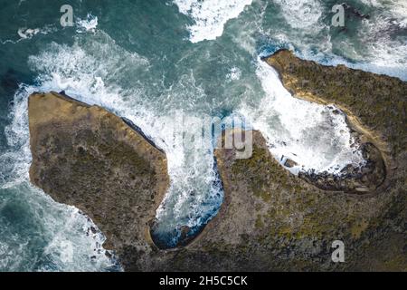 Vista panoramica delle scogliere australiane viste dall'alto dal drone DJI Foto Stock