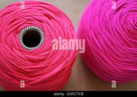 Palle rosa di lana sul tavolo Foto Stock