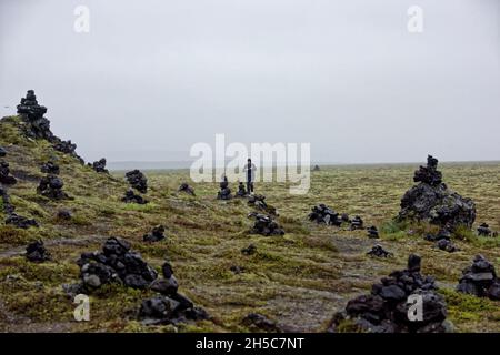 Laufskalar Cairn (Laufskalavaroa), la pianura di Myrdalssandur, campo di lava coperto da muschio Laufskálavarða, sul vulcano posteriore Katla, Kirkjubæjarklaustur, su Foto Stock