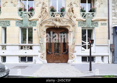 PARIGI, FRANCIA - 12 MAGGIO 2015: Questo è l'ingresso di un appartamento Lavirotte costruito in stile Art Nouveau. Foto Stock