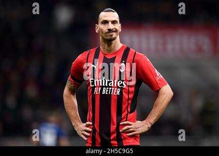 Milano, Italia. 07 novembre 2021. Zlatan Ibrahimovic di AC Milan reagisce durante la Serie A una partita di calcio tra AC Milan e FC Internazionale. Credit: Nicolò campo/Alamy Live News Foto Stock