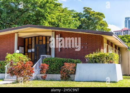 Sunny Isles Beach, USA - 20 gennaio 2021: Zona residenziale a Miami, Florida con cartello per l'ingresso della chiesa religiosa di St Mary Magdalen Foto Stock