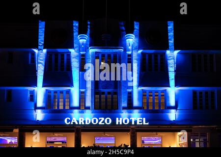 Miami Beach, USA - 20 gennaio 2021: Quartiere famoso in stile art deco di notte con un cartello con la luce blu neon della facciata del Cardozo Hotel a South Beach, nell'Oceano della Florida Foto Stock