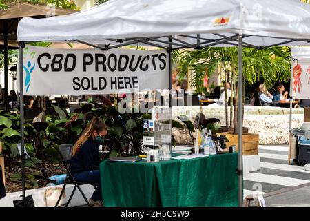 Miami Beach, USA - 17 gennaio 2021: Famosa strada dello shopping di Lincoln Road con i prodotti CBD distributore di cannabis con cartello e tavolo durante il convivid-19 Foto Stock