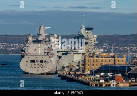 navi da guerra della marina reale e navi ausiliarie della flotta reale insieme alla base navale di hm portsmouth, il porto di portsmouth, grandi navi della marina reale nel porto Foto Stock