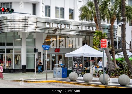 Miami Beach, USA - 17 gennaio 2021: Strada famosa Lincoln Road South Beach con gente che cammina vicino al teatro edificio con l'architettura art deco segno Foto Stock