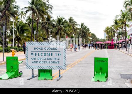 Miami Beach, USA - 17 gennaio 2021: South Beach famosa strada Ocean Drive con gente e segno in inverno per strada chiusa benvenuto a art deco dis Foto Stock