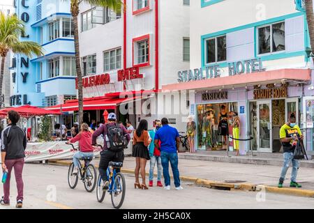 Miami Beach, USA - 17 gennaio 2021: South Beach famosa strada Ocean Drive con colorati edifici retrò blu e rosso art deco e m Foto Stock