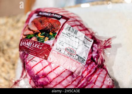 Herndon, USA - 32 marzo 2021: Carne di agnello crudo disossata rossa intera gamba di Costco Kirkland marchio dall'Australia con etichetta segno per il prezzo imballato Foto Stock