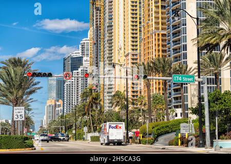 Sunny Isles Beach, USA - 19 gennaio 2021: Appartamenti condo hotel edifici lungo la costa a nord di Miami, Florida con strada principale A1A Collins Avenue Road Foto Stock