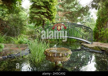 Dr Neil's Garden Edinburgh, Pond, bridge e Water Feature Foto Stock