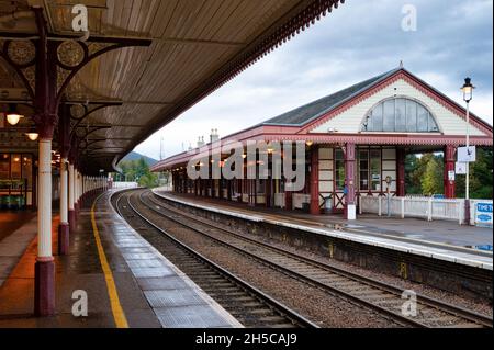 Aviemore, Scozia - 18 ottobre 2021: L'indicazione per la stazione ferroviaria di Aviemore. Foto Stock