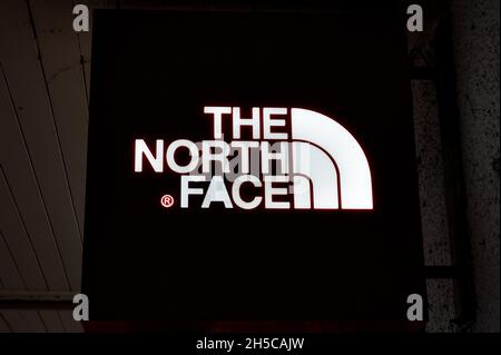 Aviemore, Scozia - 18 ottobre 2021: Il cartello per il North Face Store di Aviemore Foto Stock