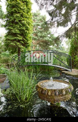 Dr Neil's Garden Edinburgh, Pond, bridge e Water Feature Foto Stock