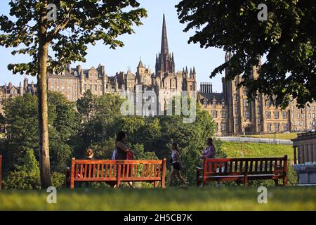 Princes Street Gardens Edinburgh, guardando verso gli edifici della Città Vecchia di Edimburgo Foto Stock