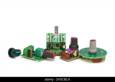 Modulo alimentatore step-down regolatore di tensione regolabile. Velocità PWM ​​controller. Interruttore di comando motorino elettrico. Modulo dimmer a LED. Isolato su Whi Foto Stock