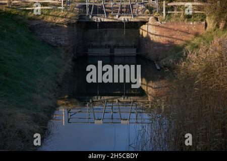 Costruzione di fanghi con canale dell'acqua e spiovente prato. Foto Stock