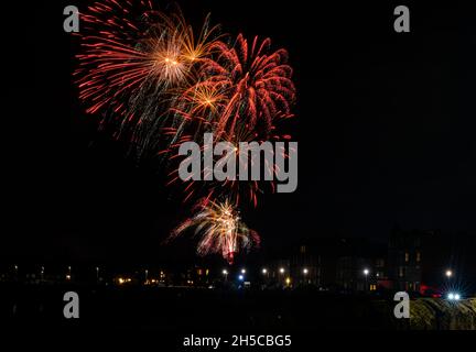 Fuochi d'artificio colorati nel cielo notturno di Guy Fawkes notte, Musselburgh, East Lothian, Scozia, Regno Unito Foto Stock