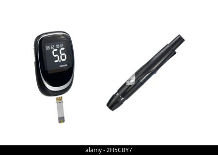 Kit per analisi diabetiche. Monitor glicemico o glucometro, con dispositivo a lancetta e strisce reattive. Foto Stock