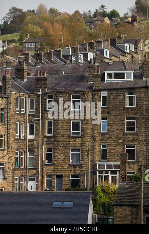 Haworth è una destinazione turistica conosciuta per la sua associazione con le sorelle Brontë e il patrimonio conservato Keighley e Worth Valley Railway. Il villaggio è situato all'interno delle colline Pennine del West Yorkshire, nel Regno Unito ed è famoso per la sua ripida strada principale acciottolata. Foto Stock