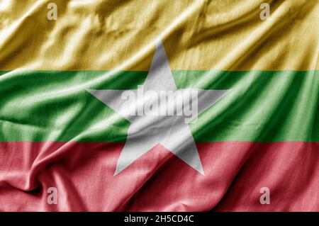 Sventolare la bandiera nazionale dettagliata del paese di Myanmar Foto Stock