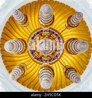 Muscat, Oman, 4 dicembre 2016: Il lampadario nella sala di preghiera principale della moschea Muhammad al-Amin a Muscat, Oman Foto Stock