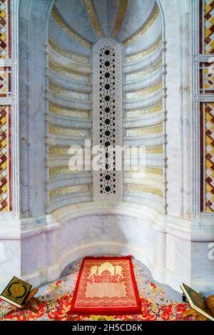 Muscat, Oman, 4 dicembre 2016: Il mihrab nella sala di preghiera principale alla moschea Muhammad al-Amin Foto Stock