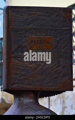 Un frammento del monumento a Fernando Pessoa (1888-1935) - poeta portoghese, romanziere, drammaturgo, traduttore, pensatore, saggio, leader e autorità Foto Stock