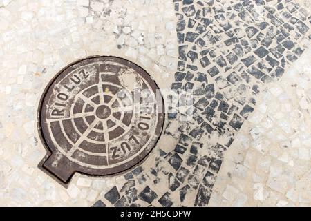 Dettaglio della copertura fognaria e marciapiede sulla spiaggia di Copacabana a Rio de Janeiro, Brasile Foto Stock