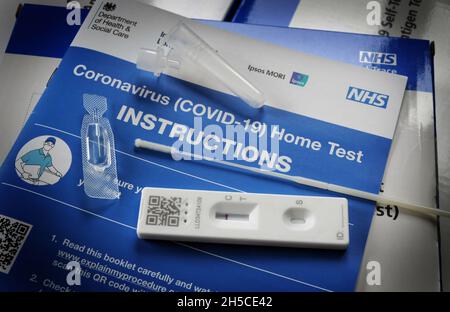 NHS COVID-19 KIT HOME TEST CON ISTRUZIONI RE CORONAVIRUS TEST TASSO DI INFEZIONE NUMERO R FLUSSO LATERALE TEST VACCINO ETC UK Foto Stock