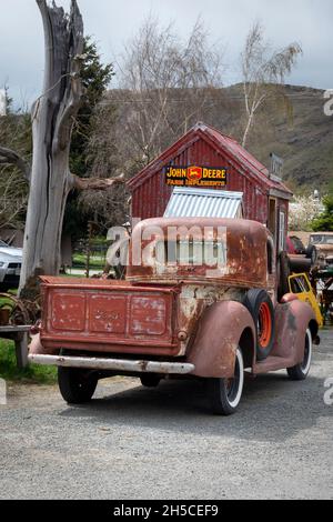 Vintage Ford Pick-up, 1940's, stazione di servizio tre insenature, Burkes Pass, MacKenzie Country, Canterbury, South Island, Nuova Zelanda Foto Stock