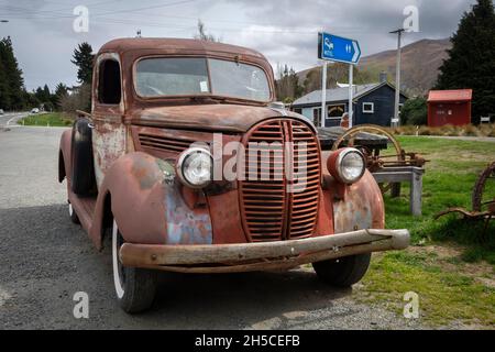 Vintage Ford Pick-up, 1940's, stazione di servizio tre insenature, Burkes Pass, MacKenzie Country, Canterbury, South Island, Nuova Zelanda Foto Stock