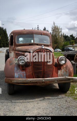 Vintage Ford Pick-up, 1940's, stazione di servizio tre insenature, Burkes Pass, MacKenzie Country, Canterbury, South Island, Nuova Zelanda Foto Stock