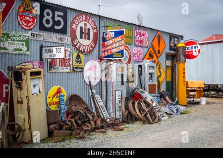 Stazione di servizio Three Creeks, Burkes Pass, MacKenzie Country, Canterbury, South Island, Nuova Zelanda Foto Stock