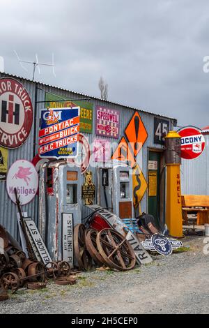 Stazione di servizio Three Creeks, Burkes Pass, MacKenzie Country, Canterbury, South Island, Nuova Zelanda Foto Stock